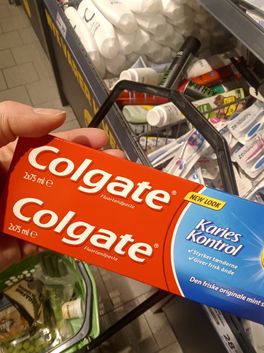 Colgate karries kontrol indeholder Saccharin