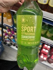 Rema 1000 sport sukkerfri saft indeholder Saccharin